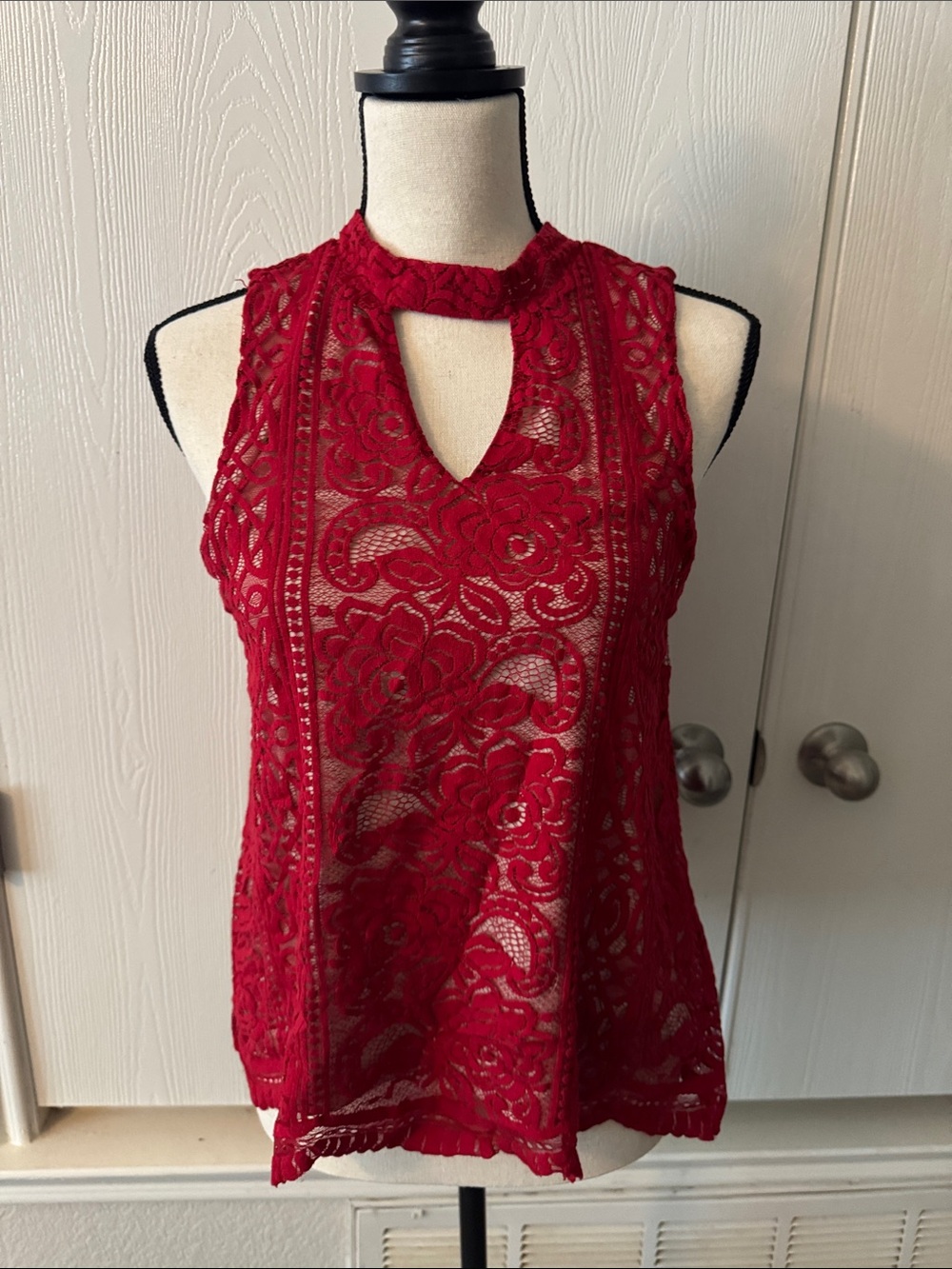Red Lace Keyhole Sleeveless Top - Women